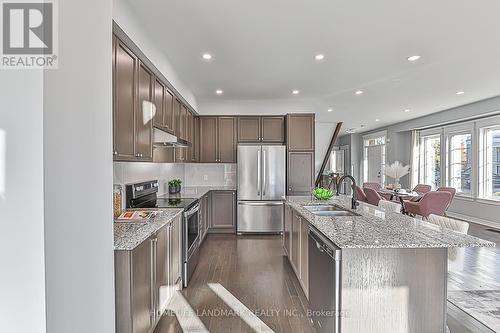 35 Thornapple Lane, Richmond Hill, ON - Indoor Photo Showing Kitchen With Double Sink With Upgraded Kitchen