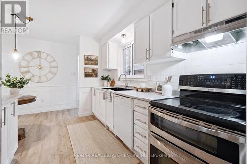 2 Blossom Avenue, Brampton, ON - Indoor Photo Showing Kitchen