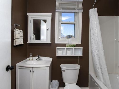 525 Leslie Avenue, Thunder Bay, ON - Indoor Photo Showing Bathroom