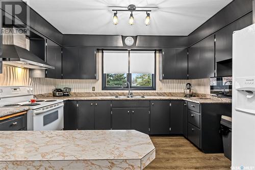 1309 King Crescent, Moose Jaw, SK - Indoor Photo Showing Kitchen With Double Sink