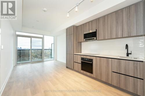 1710 - 127 Broadway Avenue, Toronto, ON - Indoor Photo Showing Kitchen