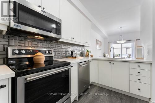 84 - 61 Soho Street, Hamilton, ON - Indoor Photo Showing Kitchen With Upgraded Kitchen