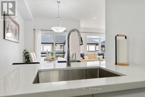 84 - 61 Soho Street, Hamilton, ON - Indoor Photo Showing Kitchen