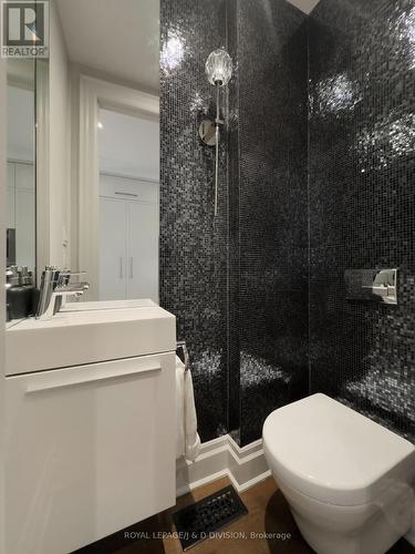 416 Sackville Street, Toronto, ON - Indoor Photo Showing Bathroom