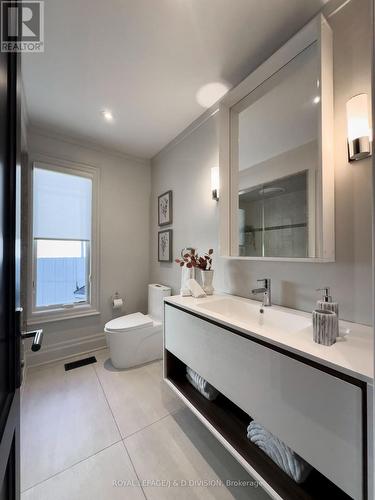 416 Sackville Street, Toronto, ON - Indoor Photo Showing Bathroom