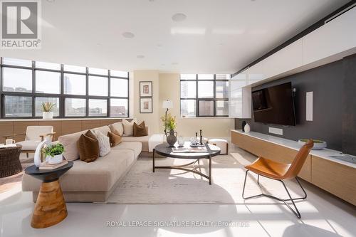 812 - 80 Front Street E, Toronto, ON - Indoor Photo Showing Living Room