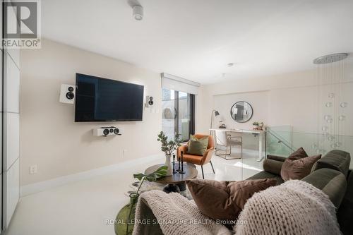 812 - 80 Front Street E, Toronto, ON - Indoor Photo Showing Living Room