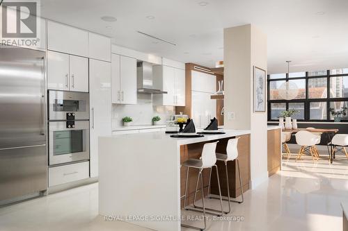 812 - 80 Front Street E, Toronto, ON - Indoor Photo Showing Kitchen With Upgraded Kitchen