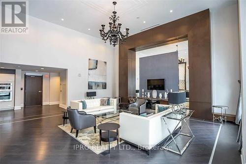 340 - 7608 Yonge Street, Vaughan, ON - Indoor Photo Showing Living Room