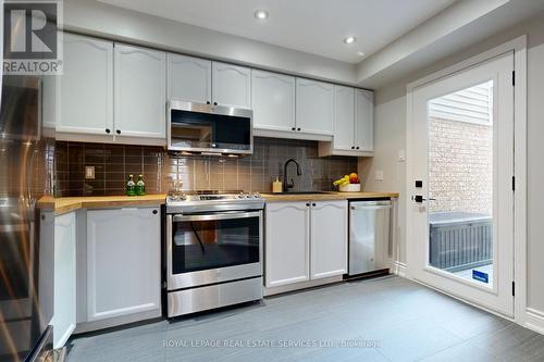 6 - 2215 Cleaver Avenue, Burlington, ON - Indoor Photo Showing Kitchen