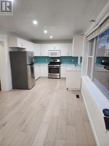 Grd Flr - 535 Roxborough Avenue, Hamilton, ON - Indoor Photo Showing Kitchen