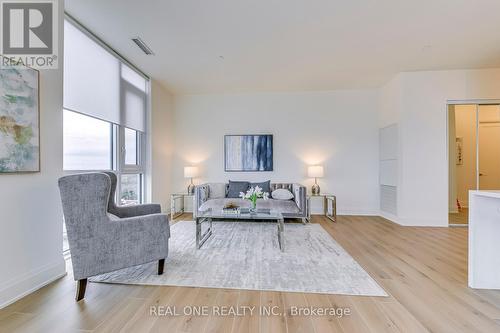 812 - 509 Dundas Street W, Oakville, ON - Indoor Photo Showing Living Room