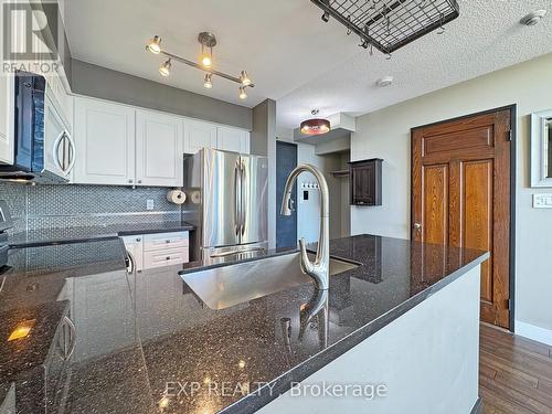 Ph832 - 250 Manitoba Street, Toronto, ON - Indoor Photo Showing Kitchen