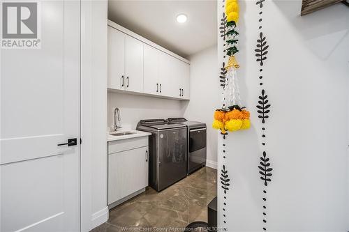 395 Caserta Crescent, Lakeshore, ON - Indoor Photo Showing Laundry Room