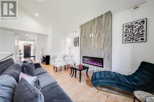 395 Caserta Crescent, Lakeshore, ON - Indoor Photo Showing Living Room