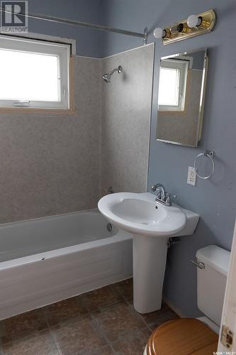 138 G Avenue N, Saskatoon, SK - Indoor Photo Showing Bathroom