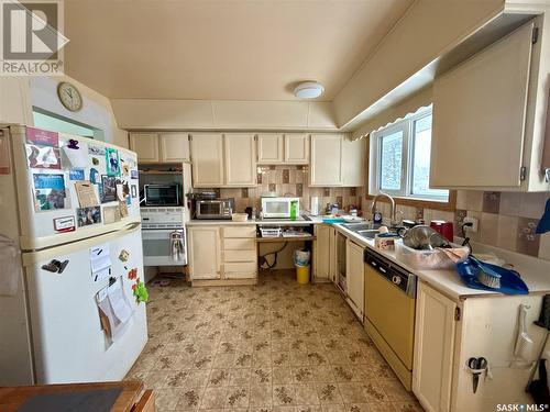 190 Sangster Boulevard, Regina, SK - Indoor Photo Showing Kitchen With Double Sink