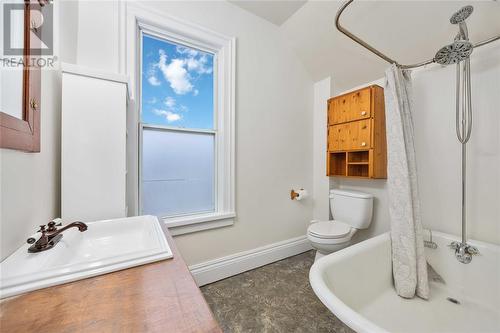 434 George Street, Sarnia, ON - Indoor Photo Showing Bathroom