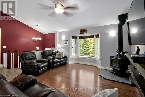 109 Pike Street, Northern Bruce Peninsula, ON - Indoor Photo Showing Living Room