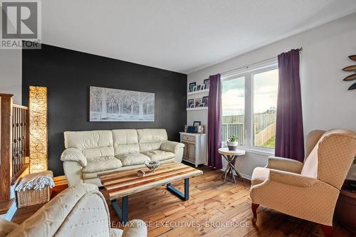 958 Swanfield Street, Kingston (East Gardiners Rd), ON - Indoor Photo Showing Living Room