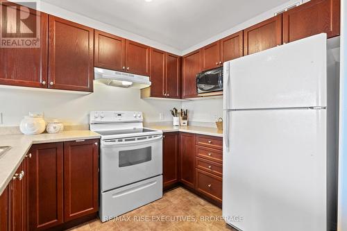 958 Swanfield Street, Kingston (East Gardiners Rd), ON - Indoor Photo Showing Kitchen