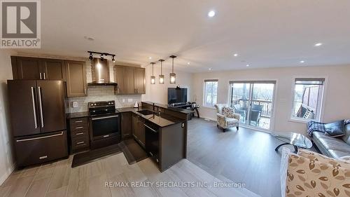 3 - 135 Hardcastle Drive, Cambridge, ON - Indoor Photo Showing Kitchen With Stainless Steel Kitchen