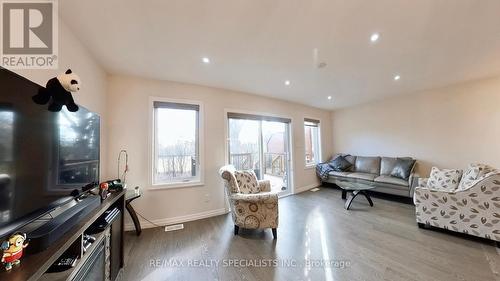 3 - 135 Hardcastle Drive, Cambridge, ON - Indoor Photo Showing Living Room