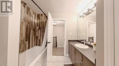 3 - 135 Hardcastle Drive, Cambridge, ON - Indoor Photo Showing Bathroom