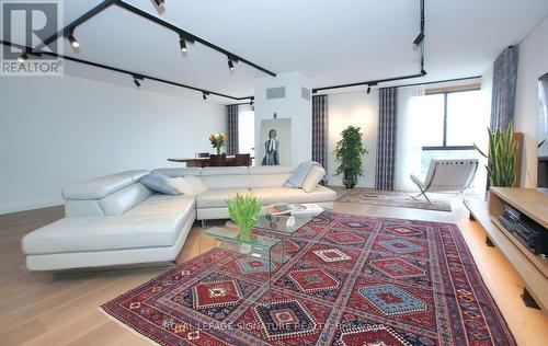 703 - 1 Concorde Place, Toronto, ON - Indoor Photo Showing Living Room