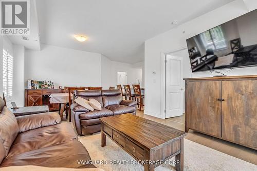 209 - 86 Woodbridge Avenue, Vaughan, ON - Indoor Photo Showing Living Room