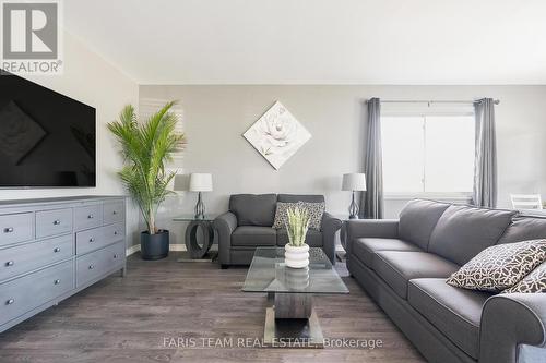 2834 Perry Avenue, Ramara, ON - Indoor Photo Showing Living Room