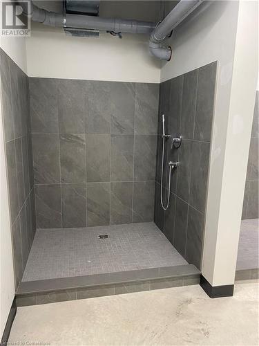 Bathroom featuring a tile shower - 28 Westhill Drive Unit# 206, Waterloo, ON - Indoor Photo Showing Bathroom