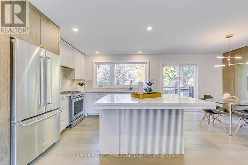 2243 Ingersoll Drive, Burlington, ON - Indoor Photo Showing Kitchen With Upgraded Kitchen