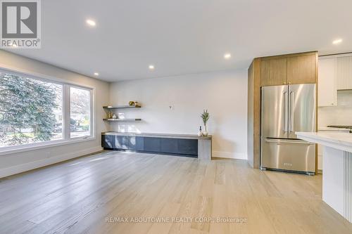 2243 Ingersoll Drive, Burlington, ON - Indoor Photo Showing Kitchen