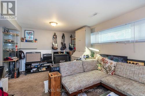 6 Huron Street, Barrie, ON - Indoor Photo Showing Living Room