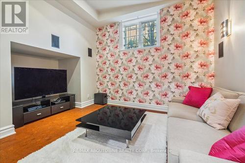 1143 Riverbank Way, Oakville, ON - Indoor Photo Showing Living Room