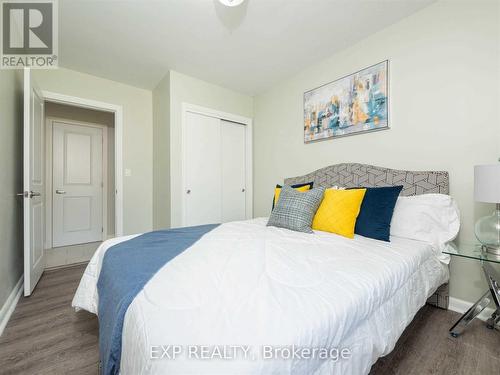 6851 Warden Avenue, Niagara Falls, ON - Indoor Photo Showing Bedroom