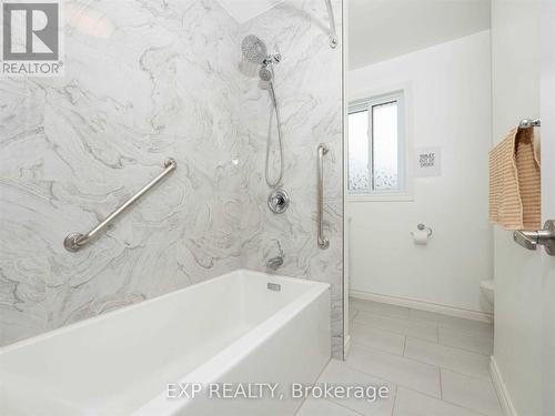 6851 Warden Avenue, Niagara Falls, ON - Indoor Photo Showing Bathroom