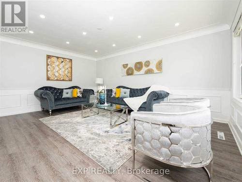 6851 Warden Avenue, Niagara Falls, ON - Indoor Photo Showing Living Room