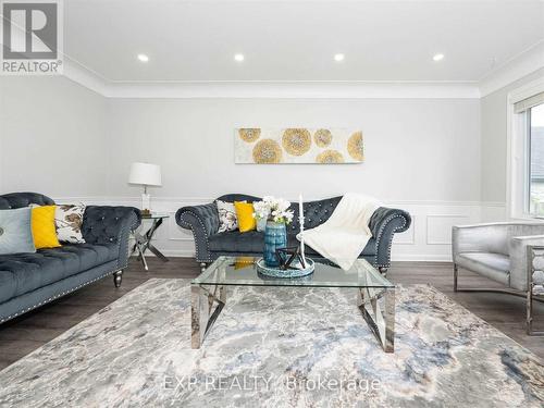 6851 Warden Avenue, Niagara Falls, ON - Indoor Photo Showing Living Room