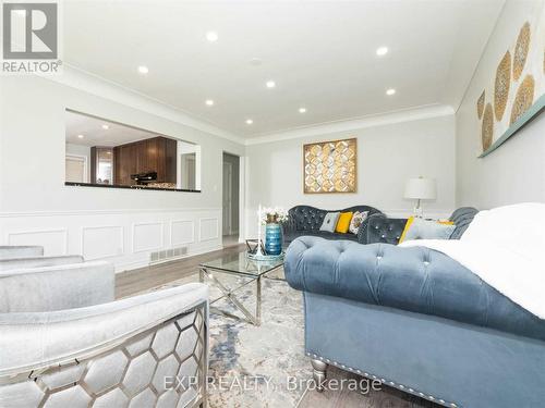 6851 Warden Avenue, Niagara Falls, ON - Indoor Photo Showing Living Room