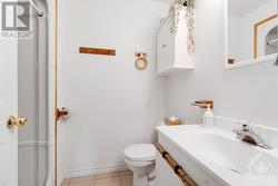 Lower level third bedroom ensuite - 