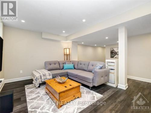 100 Umbra Place, Ottawa, ON - Indoor Photo Showing Living Room