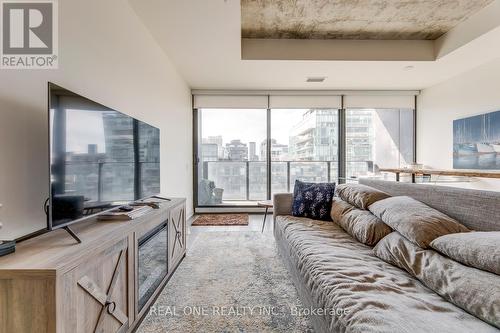 913 - 629 King Street W, Toronto, ON - Indoor Photo Showing Living Room