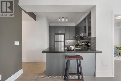 407 - 151 Upper Duke Crescent, Markham, ON - Indoor Photo Showing Kitchen