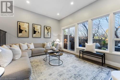 2050 Upper Middle Road Unit# 179, Burlington, ON - Indoor Photo Showing Living Room