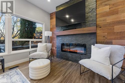 2050 Upper Middle Road Unit# 179, Burlington, ON - Indoor Photo Showing Living Room With Fireplace