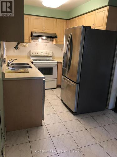 722 Four Winds Way, Mississauga, ON - Indoor Photo Showing Kitchen With Double Sink