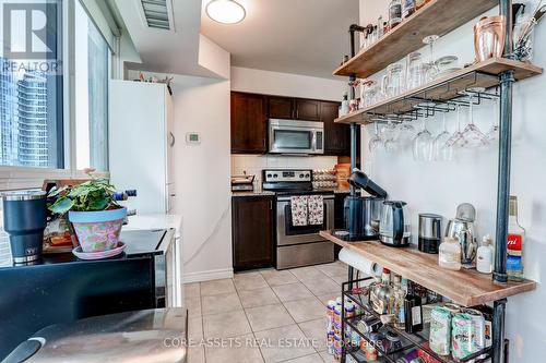 2306 - 19 Grand Trunk Crescent, Toronto, ON - Indoor Photo Showing Kitchen