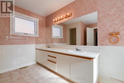 35 Harmony Hill Crescent, Richmond Hill, ON - Indoor Photo Showing Bathroom